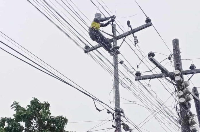 The recent increase in electricity bills was driven by two primary factors – a surge in consumer power consumption and rising prices at the Wholesale Electricity Spot Market, says Iloilo III Electric Cooperative, Inc. (ILECO III). Photo shows an ILECO II lineman replacing damaged insulator on Rizal Street, Pototan town. ILECO II PHOTO