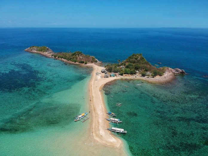 Known locally as Islas de Gigantes, the Gigantes group of islands is famous for pristine beaches, clear waters, and unique marine life. PHOTO BY IAN JOHN PAMPLONA, DISCOVERY PANAY ISLAND, LAS ISLAS TRAVEL AND TOUR