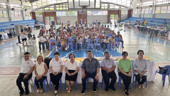 More Electric and Power Corporation (MORE Power) president and CEO Roel Castro (3rd from right) and former Senate President Franklin Drilon (5th from left), together with the Iloilo Provincial Government and Negrense Volunteers for Change Foundation, Inc., led the launch of the Mingo Nutrition Program in San Miguel town on May 20.