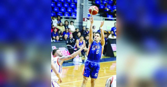 Meralco Bolts’ Chris Banchero pulls up for a basket against the defense of NLEX Road Warriors’ Robbie Herndon. PBA PHOTO