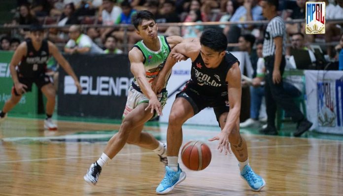 Bacolod City of Smiles’ LA Casinillo tries to ward off the defense of a Zamboanga City Family Sardines player. MPBL PHOTO