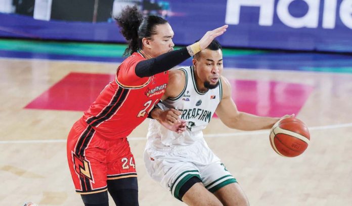 Terrafirma Dyip’s Stephen Holt tries to ward off the defense of NorthPort Batang Pier’s Joshua Munzon. PBA PHOTO