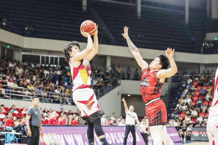 San Miguel Beermen’s Terrence Romeo goes for a tough shot against the defense of Blackwater Bossing’s RK Ilagan. PBA PHOTO