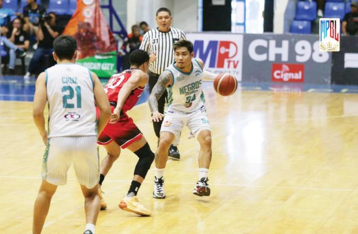 Jeff Comia knocked down timely shots in Negros Muscovados’ win over Iloilo United Royals. MPBL FILE PHOTO