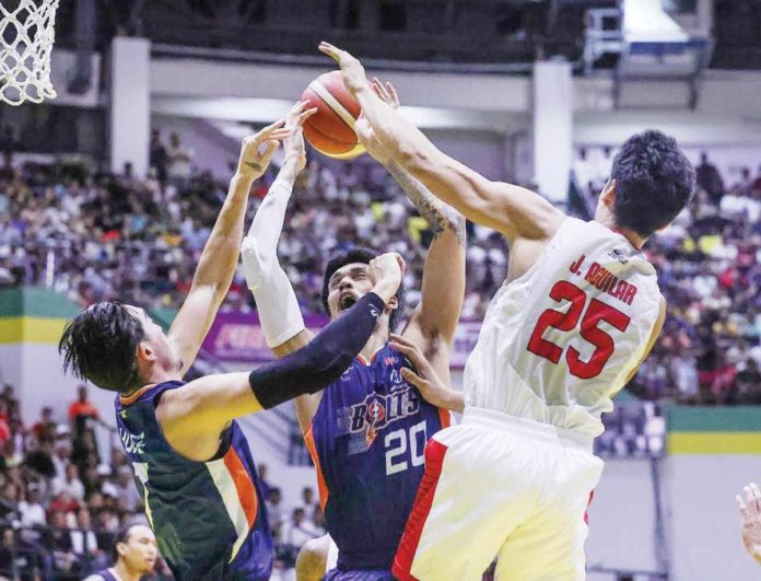 Meralco Bolts’ Raymond Almazan attempts to score against the defense of Barangay Ginebra San Miguel Kings’ Japeth Aguilar. PBA PHOTO