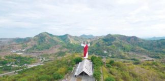 The Sanctuary of the Sacred Heart of Jesus is home to the image of the Sacred Heart of Jesus. Commonly called “The Shrine” by the locals, the 102-foot Jesus Christ statue is mounted on a 30-foot pedestal on top of a 366-foot hill. It is considered the tallest statue in the Philippines and the fourth tallest in the world, higher than the Holy Redeemer in Rio de Janeiro, Brazil by a few feet.