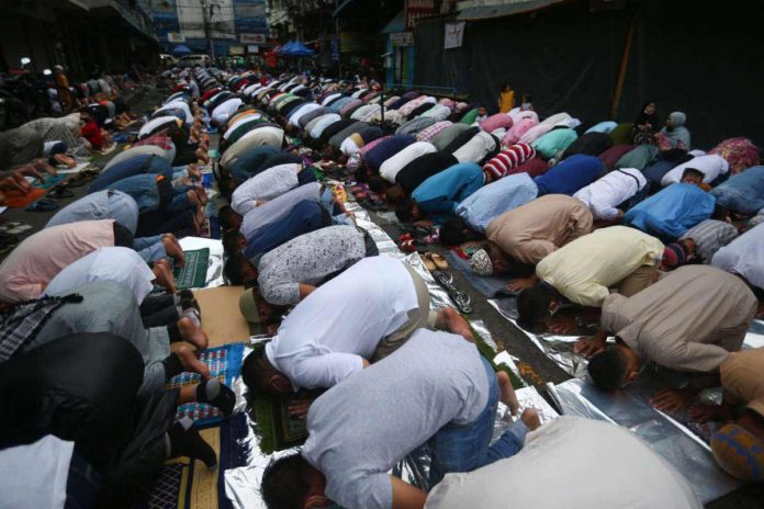 Filipino Muslims pray to mark Eid’I Adha, one of main holidays for the Muslim community that commemorates Prophet Ibrahim’s willingness to sacrifice his son to obey God’s command. AFP