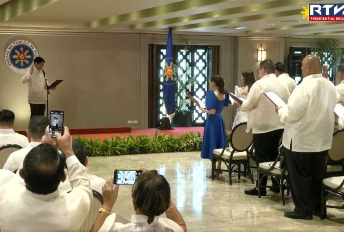 President Ferdinand “Bongbong” Marcos Jr. swears in of newly elected Liga ng mga Barangay and Sangguniang Kabataan National Island Representatives in Malacañang. PCO