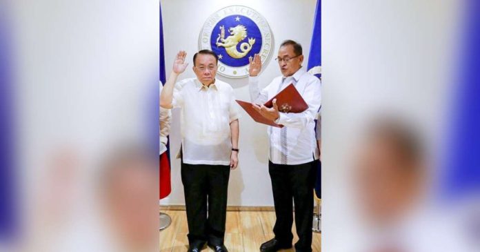 Retired judge Jaime Santiago (right) takes his oath as new director of the National Bureau of Investigation before Executive Secretary Lucas Bersamin. PCO