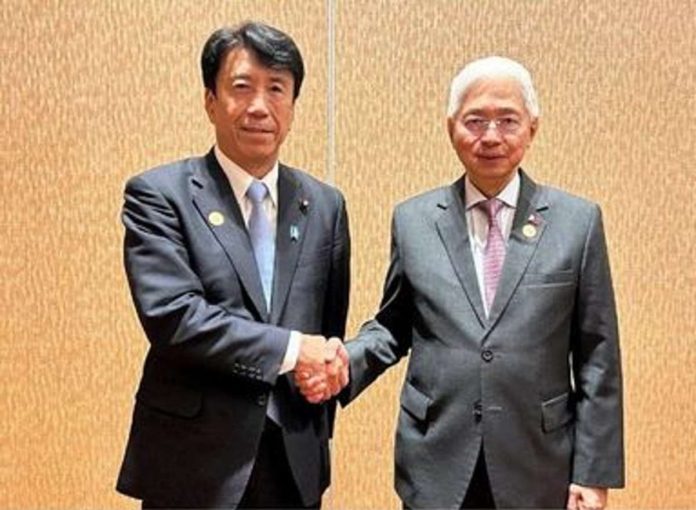 Department of Trade and Industry Secretary Alfredo Pascual met with his counterpart, Minister Saito Ken of Japan, on the sidelines of the Indo-Pacific Economic Framework for Prosperity (IPEF) Ministerial Meeting in Singapore. DTI PHOTO