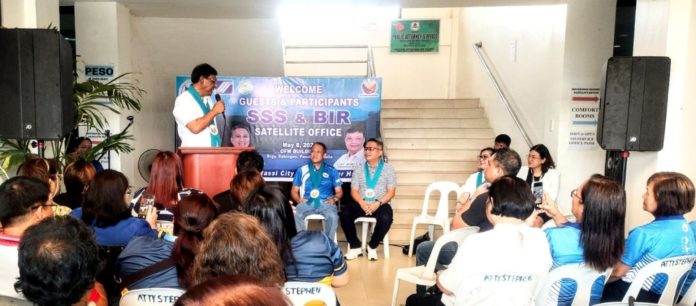 Social Security System (SSS) Vice President for Visayas West 2 Division Bernardo B. Dofitas Jr. (standing left) thanks Passi City Mayor Atty. Stephen A. Palmares and other city officials for providing SSS Passi Service Office a new home.