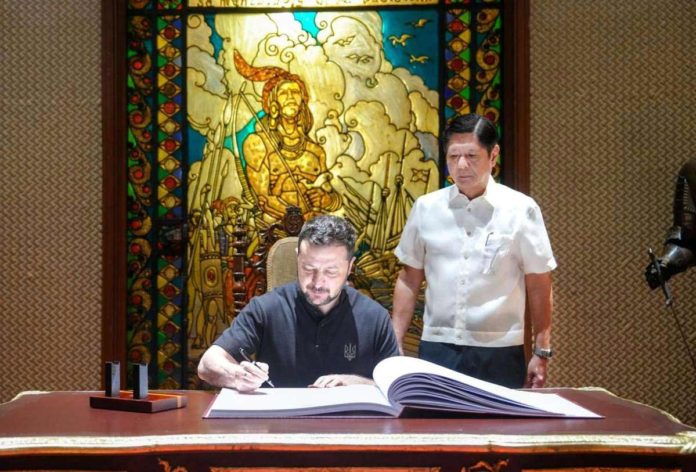 President Volodomyr Zelenskyy of Ukraine signs the Malacañan Palace Guestbook while President Ferdinand Marcos Jr. looks on. The Ukrainian President extended his gratitude to President Marcos for the Philippines’ support to Ukraine and for the strong stand of President Marcos on the issues affecting the European country.PCO