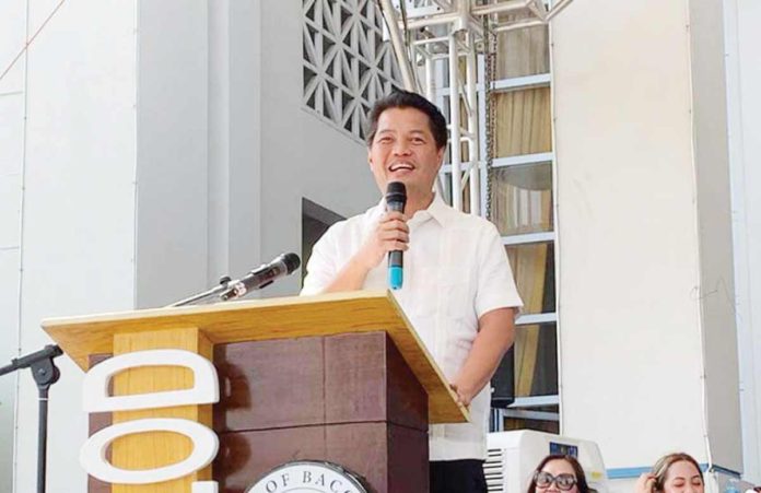 Bacolod City’s Mayor Benitez announces a plan to make employee recognition a regular feature at every flag-raising ceremony, aiming to foster a culture of excellence among city government employees. This initiative, he explains, aims is to encourage others by highlighting exemplary contributions within the workforce. BCD PIO