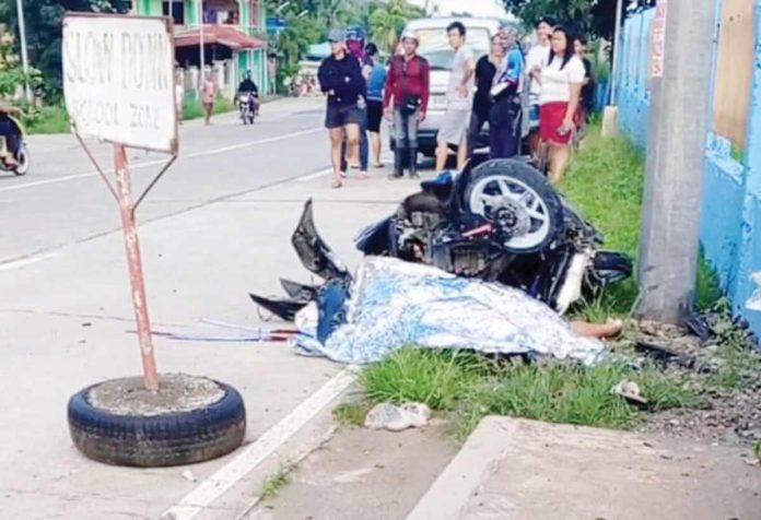 A helmetless motorcycle driver died while her backrider was injured in a road accident in Barangay Guiso, Calinog, Iloilo on June 25. PHOTO COURTESY OF XFM RADYO PATROL ILOILO/FACEBOOK