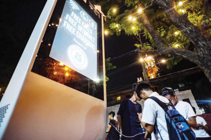 People use the newly launched ISKOnek WiFi kiosk at the park behind the Bonifacio Monument in Manila. GEORGE CALVELO, ABS-CBN NEWS/FILE PHOTO