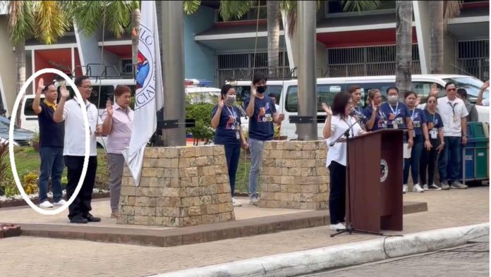 Together with Iloilo provincial government employees, Gov. Arthur Defensor Jr. recites the Bagong Pilipinas pledge during Monday’s flag-raising ceremony at the capitol grounds. SCREENSHOT PHOTOS FROM VIDEO OF BALITA HALIN SA KAPITOLYO