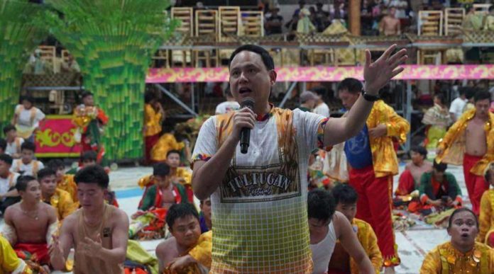 Gov. Arthur Defensor Jr. of Iloilo province wishes Maasin town’s Tultugan Festival contingent to the Aliwan Fiesta lots of good luck. This is the second time Maasin will participate in the Aliwan Fiesta in Pasay City, Metro Manila. Aliwan is a grand cultural showcase featuring competitive performances from various festivals across the Philippines. ILOILO CAPITOL PHOTO