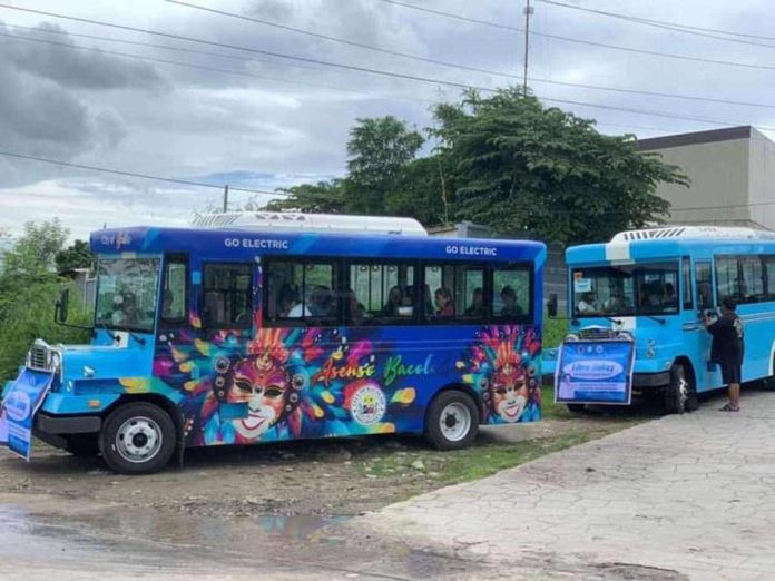 Commuters avail themselves of the “libre sakay” in Barangay Cabug (Deca Homes) to Libertad Loop route in Bacolod City on Tuesday, June 25. CITY ADMINISTRATOR LUCILLE GELVOLEA PHOTO