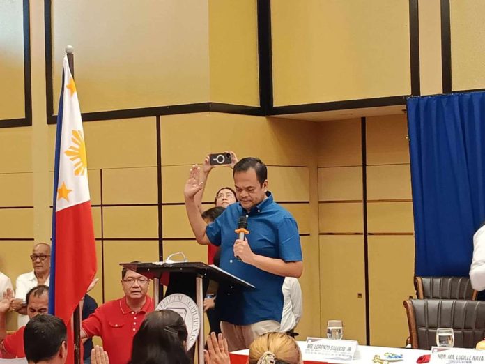 Gov. Reynaldo Tamayo Jr. of South Cotabato, the National President of the Partido Federal ng Pilipinas (PFP), administers the oath-taking of close to 800 elected local officials from Iloilo province, Iloilo City and the island province of Guimaras as new members of PFP on Sunday, June 2. AJ PALCULLO/PN