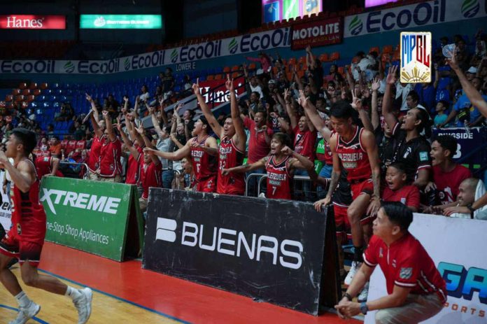Valenzuela Classics VACARGO’s bench exploded in celebration after stunning Pasay Voyagers. MPBL PHOTO
