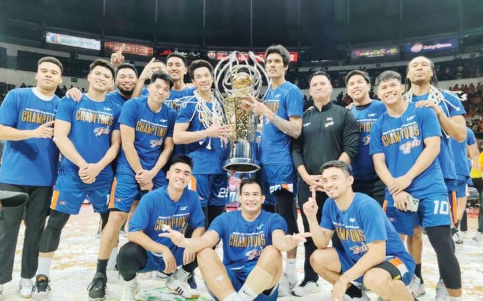 Meralco Bolts with their championship trophy after winning the 2024 PBA Philippine Cup. KENNEDY CAACBAY/ABS-CBN NEWS PHOTO