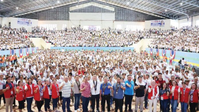 A jam-packed Surallah Gym in South Cotabato saw almost 4,000 families receiving P3,000 each in financial assistance. Joining the financial assistance distribution were the Department of Social Welfare team of South Cotabato; Mayor Pedro Matinong of Surallah; Iloilo’s Gov. Arthur Defensor Jr., the Uswag Ilonggo Party-list’s regional chairman; Uswag Ilonggo Party-list’s Rep. Jojo Ang; Cong. Peter Miguel of the 2nd District of South Cotabato; Mayor Keo Tuan of T’boli; Mayor Remie Unggol of Lake Sebu; and Mayor Clemente Fedoc of Norala.