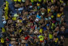 This photo taken on March 27, 2020 shows prison inmates sleeping and gesturing in cramped conditions in the crowded courtyard of the Quezon City jail. Conditions in detention facilities “give rise to a lot of diseases,” according to the Department of Health. AFP