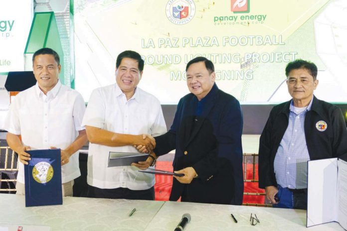 (From left) Antonio J. Cabalhug Jr., First Vice President for Panay Site Operations, Panay Energy Development Corporation (PEDC); Jaime T. Azurin, PEDC president; Iloilo City’s Mayor Jerry P. Treñas; and Councilor Ely Estante sign the Memorandum of Agreement for the La Paz Plaza Football Ground lighting project.