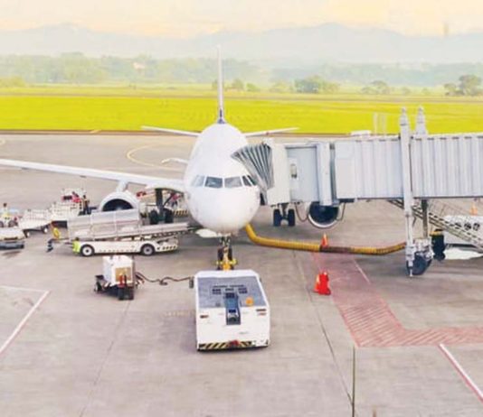 Starting October 27, direct daily flights will connect Iloilo and Hong Kong. Photo shows the bustling activity at the Iloilo Airport – passengers disembarking and the unloading of cargo and baggage from an arriving plane. The airport’s facilities have been ready to handle international traffic since last year. GRASYA YAN PHOTO