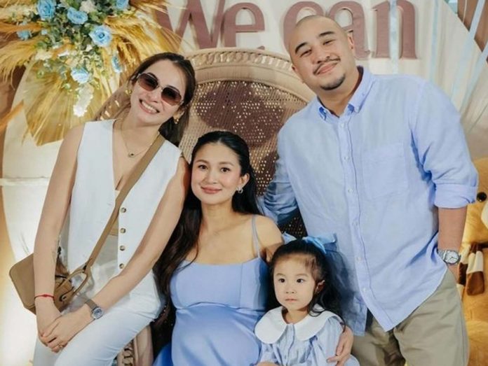 Jennylyn Mercado with Sheena Halili, her husband Jeron Manzanero and their daughter Martina. @NICEPRINTPHOTO/INSTAGRAM PHOTO