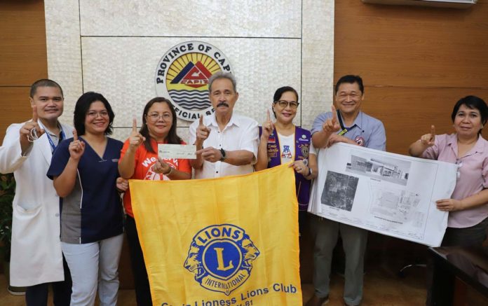 Gov. Fredenil Castro (center) turns over the check worth P1,600,000 as the provincial government’s counterpart for the construction of the first cancer treatment facility in Capiz to its partners, Capiz Lions Club, Capiz Lioness Lions Club, and Lions Club International Foundation. CAPIZ PROV’L GOV’T COMMUNICATIONS GROUP FACEBOOK PHOTO