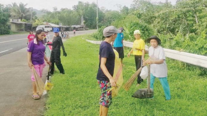 Residents of Sitio Tarog, Barangay San Juan, Dumarao, Capiz conduct a dengue cleanup drive on July 8. SAN JUAN, DUMARAO, CAPIZ/FACEBOOK PHOTO