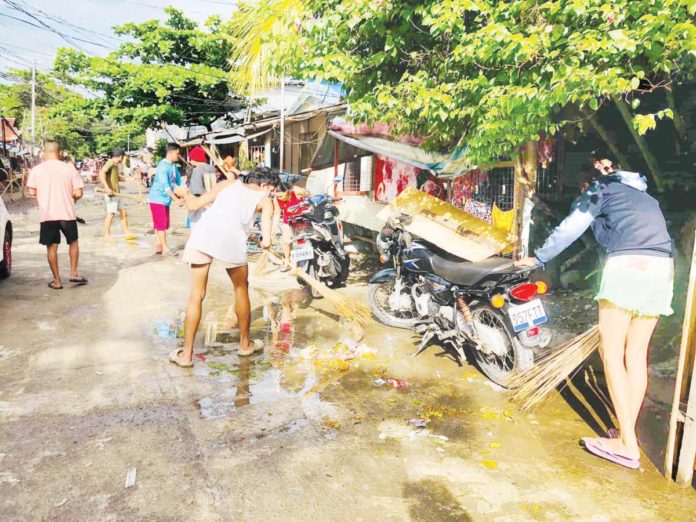 COMBATING DENGUE TOGETHER. The Iloilo City Government and the City Council Committee on Health have launched a proactive campaign, “Ugsaran Tinluan para Balatian Malikawan”, aimed at rallying residents to participate in regular cleanup drives. This initiative is crucial for eliminating mosquito breeding sites and reducing the risk of dengue. COUNCILOR ALAN ZALDIVAR/FACEBOOK PHOTO