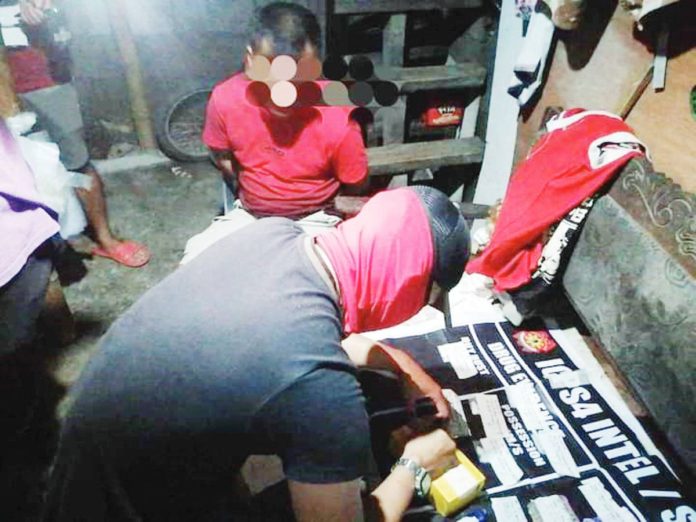 Officers of the Iloilo City Police Station 4 seized P34,000 worth of suspected shabu from fish vendor alias “Kapid” in Barangay Calumpang, Molo district on Monday, July 22. PHOTO COURTESY OF GMA SUPER RADYO ILOILO