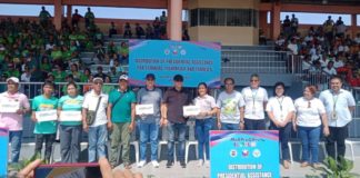 The ceremonial distribution of P10,000 cash assistance to farmers and fisherfolks in the province of Iloilo is being led by Provincial Administrator Raul Banias, Provincial Agriculturist lldefonso Toledo, Gareth Bayate representing Department of Agriculture regional executive director Dennis Arpia, and 2nd District Provincial Board Member Rolito Calijig, at the Iloilo Sports Complex. IME SORNITO/PN
