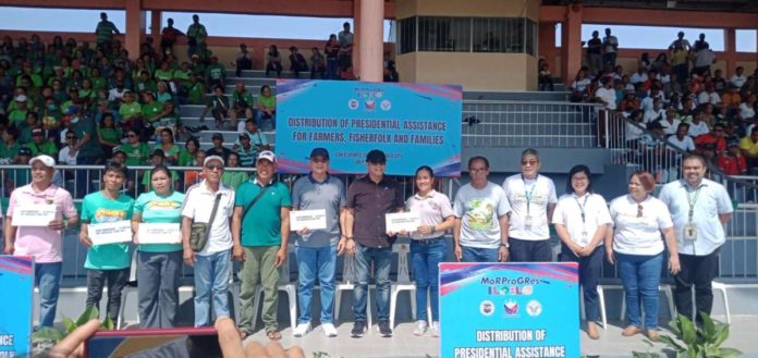 The ceremonial distribution of P10,000 cash assistance to farmers and fisherfolks in the province of Iloilo is being led by Provincial Administrator Raul Banias, Provincial Agriculturist lldefonso Toledo, Gareth Bayate representing Department of Agriculture regional executive director Dennis Arpia, and 2nd District Provincial Board Member Rolito Calijig, at the Iloilo Sports Complex. IME SORNITO/PN