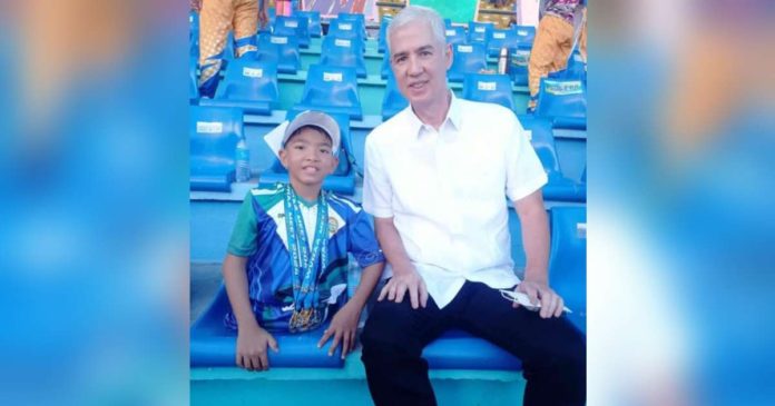 Legless swimmer Zach Lucas Obsioma (left) from Cadiz City with Negros Occidental’s Gov. Eugenio Jose Lacson. BILIS CADIZ/FACEBOOK PHOTO