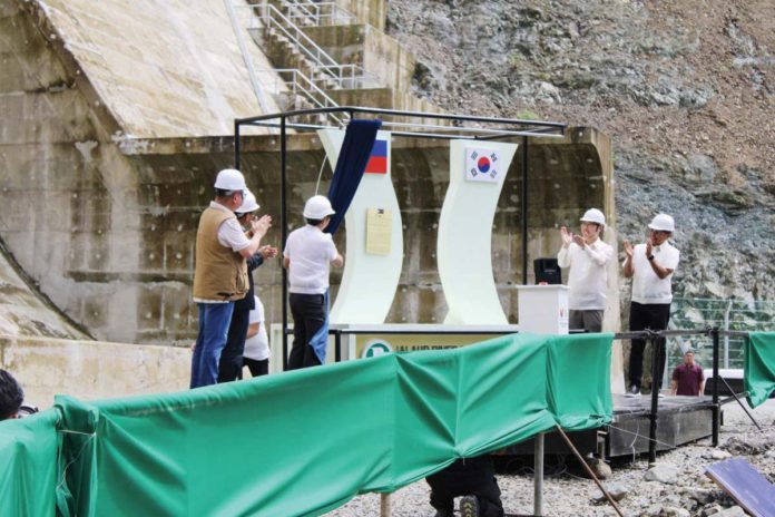 President Ferdinand “Bongbong” Marcos Jr. leads the unveiling of the high dam marker and ceremonial pressing of the button to signal the opening of the dam gates during the inauguration of the Jalaur River Multi-Purpose Project (JRMP) Phase II in Calinog, Iloilo on Tuesday, July 16. Joining the President were Department of Agriculture Secretary Francisco Tiu Laurel Jr., National Irrigation Administration Administrator Eduardo Guillen, National Economic and Development Authority Secretary Arsenio Balisacan, and South Korean Ambassador to the Philippines Lee Sang-hwa. AJ PALCULLO/PN