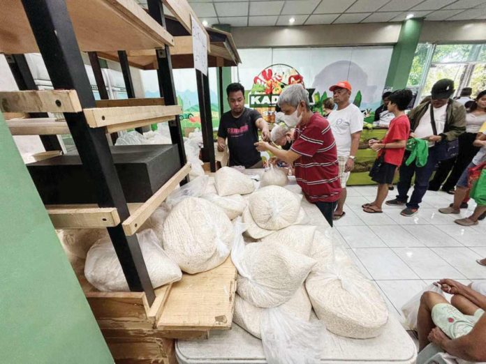 Consumers flock to buy rice sold at P29 per kilo in ADC Kadiwa Store in Quezon City. PHOTO COURTESY OF CLAY PARDILLA/PTV NEWS