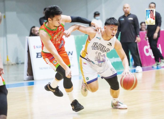 Negrense Jeramer Cabanag of Caloocan Batang Kankaloo tries to stop Iloilo United Royals’ Ry dela Rosa. MPBL PHOTO