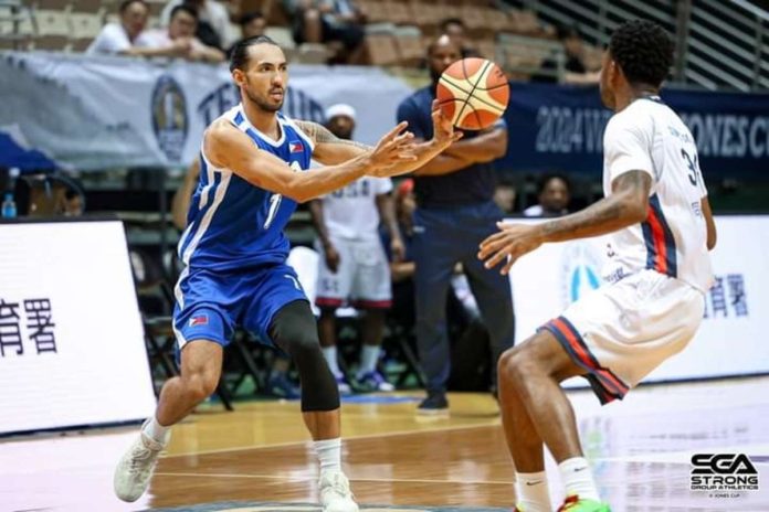 Strong Group Athletics-Pilipinas’ Jordan Heading passes the ball to a teammate as a defender looks on. PHOTO COURTESY OF STRONG GROUP ATHLETICS