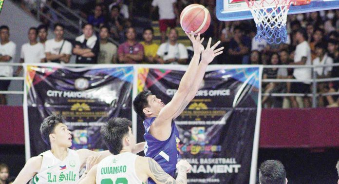 Rain or Shine Elasto Painters’ Jhonard Clarito eludes the defense of De La Salle University Green Archers for an inside hit. PHOTO COURTESY OF MADAYAW SPORTS DAVAO