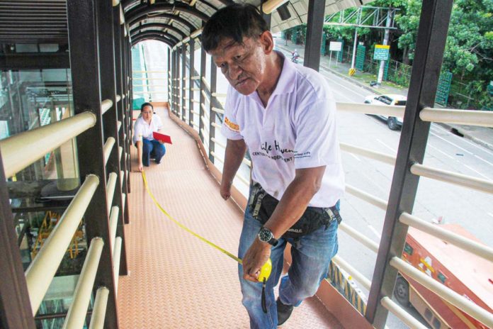 The non-profit organization of persons with disabilities Life Haven Center for Independent Living sends its staff to conduct an assessment audit of the access ramp at EDSA-Philam Bus Carousel station in Quezon City. The ramp is under fire as pedestrians and differently abled persons say it does not conform to safe standards. PNA