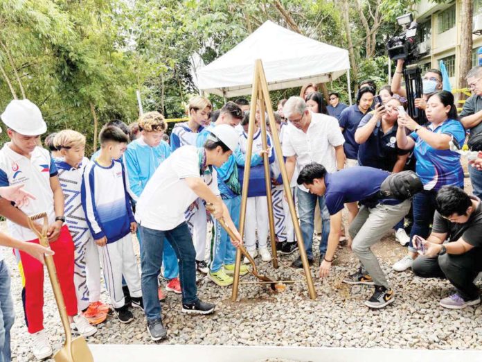 Mayor Alfredo Abelardo Benitez leads the groundbreaking ceremony for the P12.5-million athletes’ dormitory at the Romanito Maravilla National High School in Barangay Estefania, Bacolod City on Tuesday, August 20. MAE SINGUAY/PN