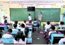 A school teacher holds an English class for her Grade 2 pupils in San Francisco Elementary School in Quezon City. GRIG C. MONTEGRANDE, PHILIPPINE DAILY INQUIRER