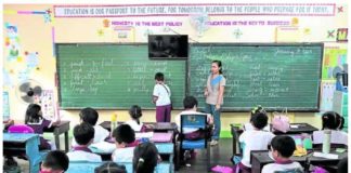 A school teacher holds an English class for her Grade 2 pupils in San Francisco Elementary School in Quezon City. GRIG C. MONTEGRANDE, PHILIPPINE DAILY INQUIRER