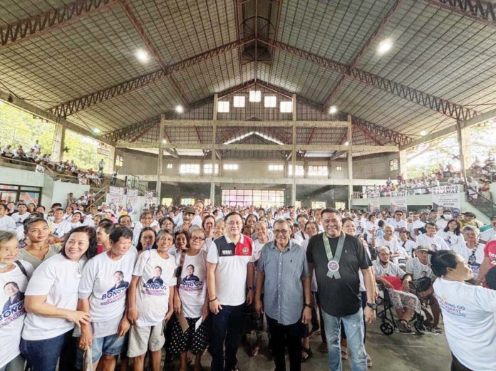 Sen. Christopher Lawrence “Bong” Go, San Enrique’s Mayor Jilson Tubillara and Negros Occidental’s Vice Gov. Jeffrey Ferrer lead the distribution of financial assistance to 507 town residents affected by Typhoon “Egay,” on Thursday, August 15.