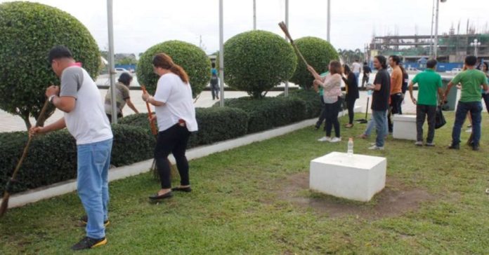 The City Health Office encourages the public anew to practice the 4S strategy against dengue following the sharp increase in the number of dengue cases in Bacolod City. File photo shows the city government employees cleaning the surroundings of the Bacolod City Government Center. PHOTO COURTESY OF PNA