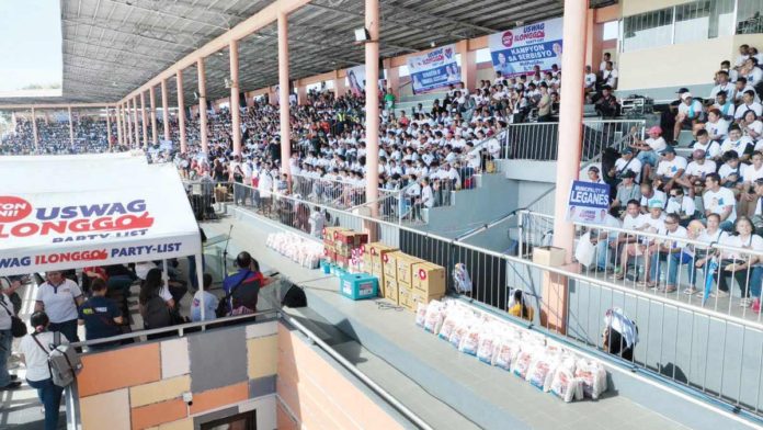 Uswag Ilonggo Party-list led the distribution of financial assistance to 13,500 Ilonggos at the Iloilo Sports Complex in Iloilo City from August 21 to 22. Lucky recipients also won raffle prizes such as motorcycle, rice and appliances.