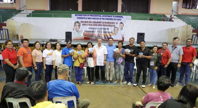 A total of 1,174 farmers from the municipalities of President Roxas, Panitan, Mambusao, Panay, and Maayon in Capiz received P10,000 each under the Presidential Assistance to Farmers, Fisherfolk and Family (PAFFF) program. CAPIZ PROV’L GOV’T COMMUNICATIONS GROUP PHOTO